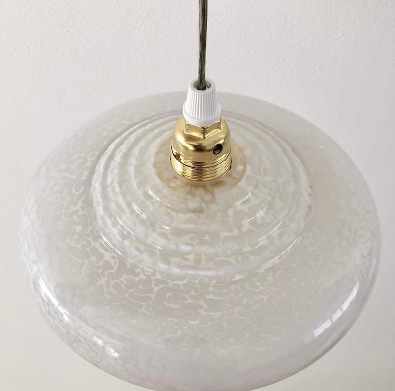 Vintage glazen hanglamp wit spikkel | Vintage Vedette